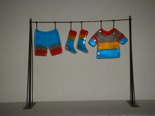 Panni Stesi Bambino · 2005 · 54x18,5x44 · Vetrofusione